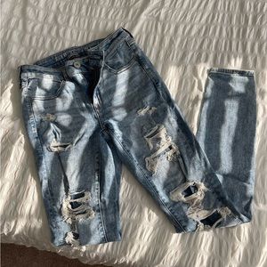 American Eagle Stretchy Light washed Ripped Jeans!!